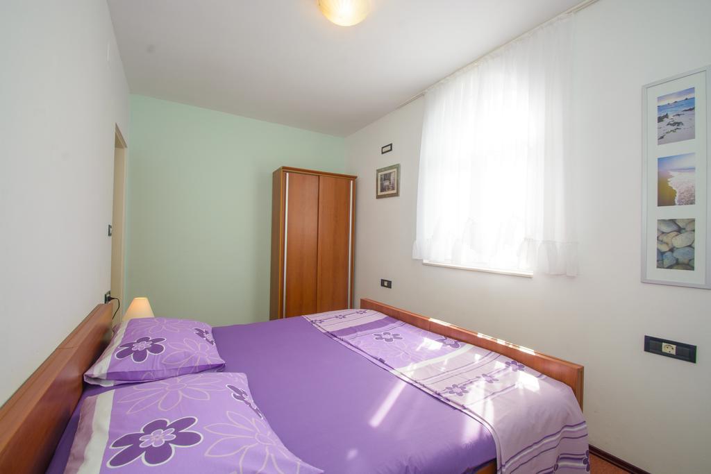 Apartments Jerkunica Rogoznica  Rum bild