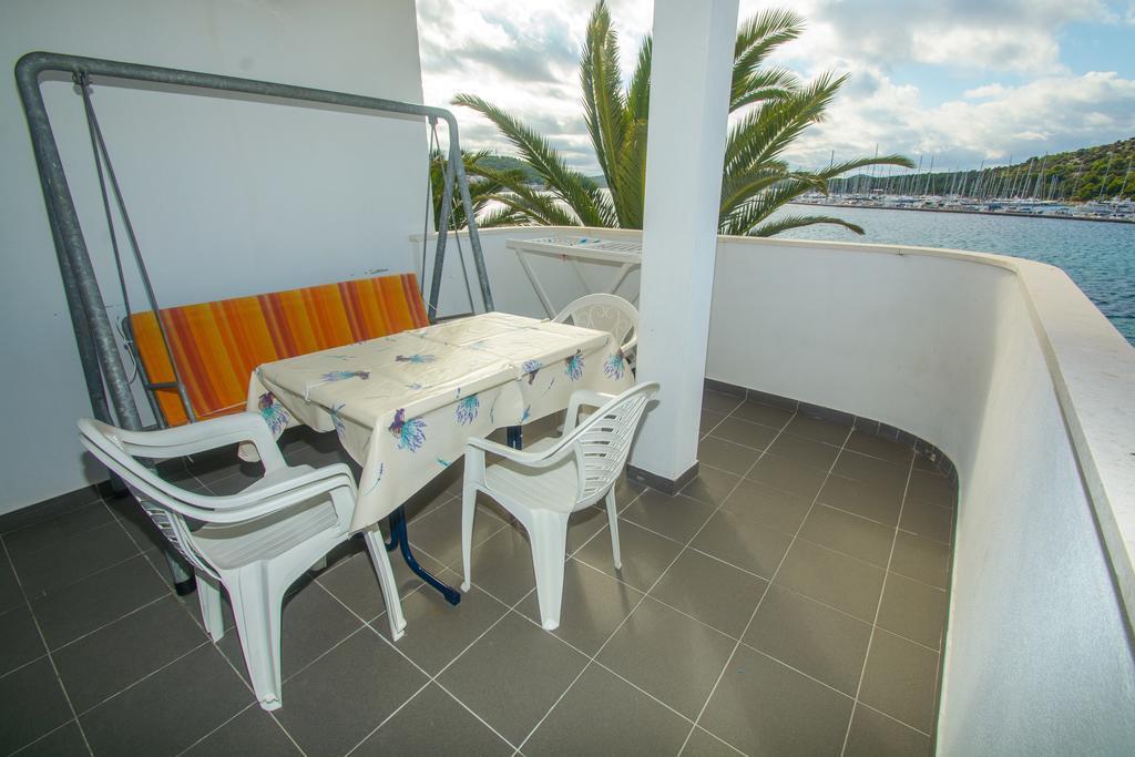 Apartments Jerkunica Rogoznica  Rum bild