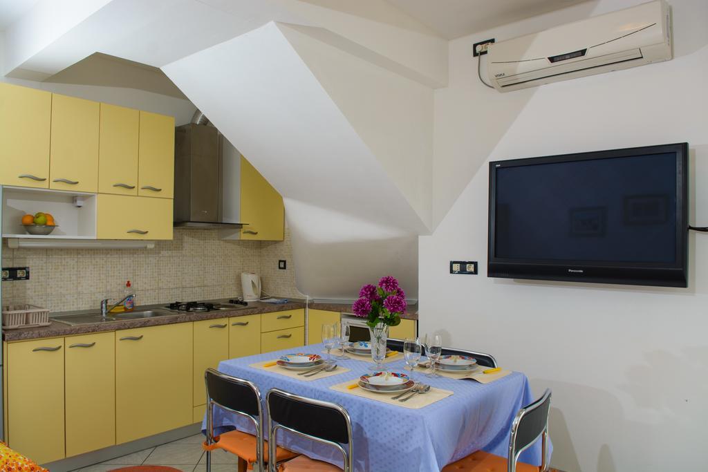 Apartments Jerkunica Rogoznica  Rum bild
