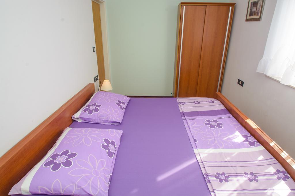 Apartments Jerkunica Rogoznica  Rum bild