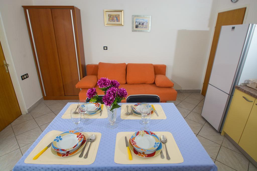 Apartments Jerkunica Rogoznica  Rum bild