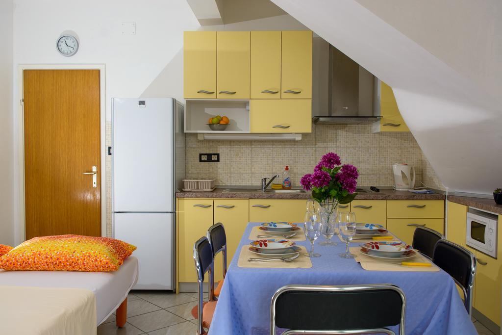 Apartments Jerkunica Rogoznica  Rum bild